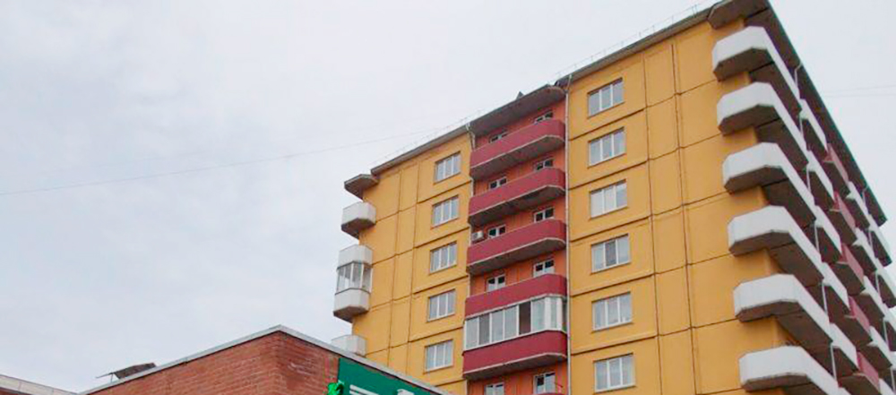 Мой балкон — вверху справа. Над ним козырек. Дом в центре города, и человек, который решится спуститься ко мне по веревке, сразу привлечет внимание. Так что тратиться на остекление я не стал