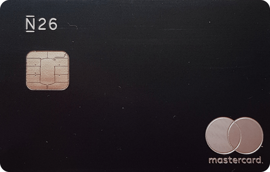 Моя премиальная карта N26 Metal, сделанная из металла. Ее обслуживание стоит 16 € в месяц. По ней я бесплатно снимаю наличные за границей, получаю бесплатную туристическую медстраховку для поездок по миру и выделенную линию службы поддержки клиентов