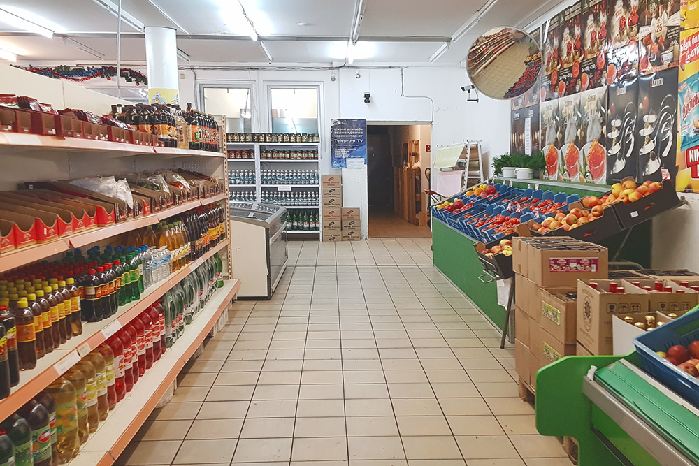 В «Гастрономе» продают то, что сложно найти в немецких магазинах: шоколадные конфеты, пряники, семечки, консервированные помидоры, варенье, сметану, докторскую и любительскую колбасу