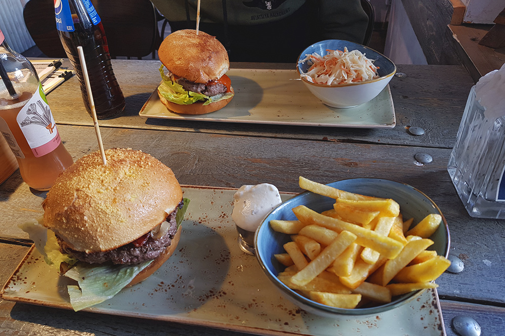 Buffalo Beef — неплохая бургерная в Дортмунде. Бургер с гарниром стоит от 10—15 € (700—1125 рублей) в зависимости от вида бургера. Безалкогольные напитки стоят еще по 2—4 € (150—300 рублей). На двоих можно наесться на весь день за 30 € (2250 рублей)