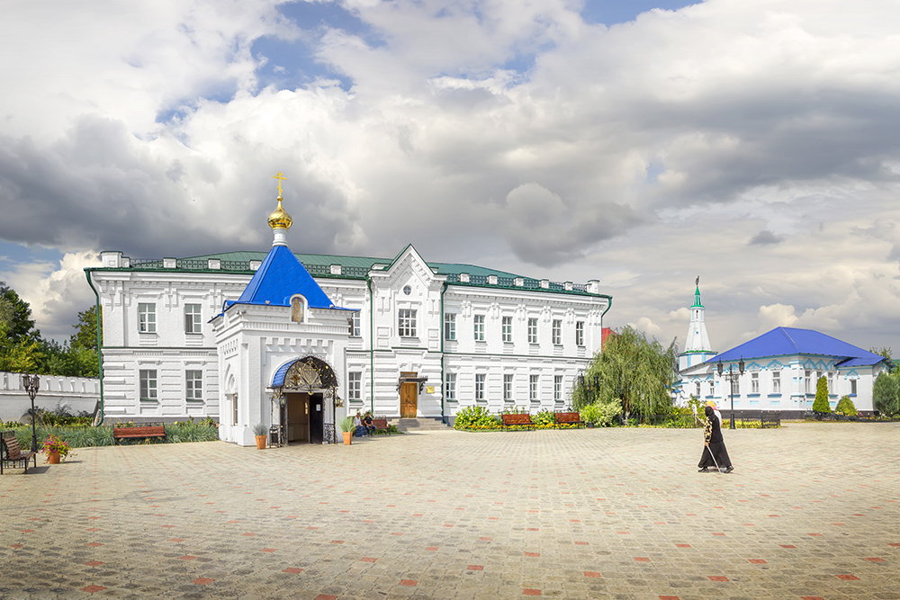 На территорию монастыря не пускают с животными. Колени, плечи, декольте должны быть закрыты