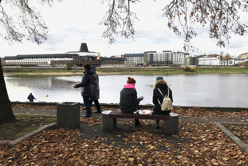 Набережная правого берега реки Великой — популярное в городе место для променада, но вид отсюда далеко не самый лучший