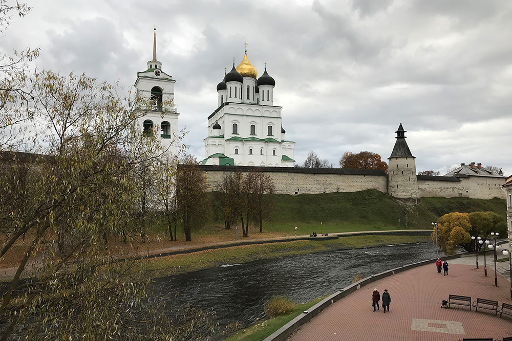 С Советской набережной реки Псковы видишь кремль с нового ракурса