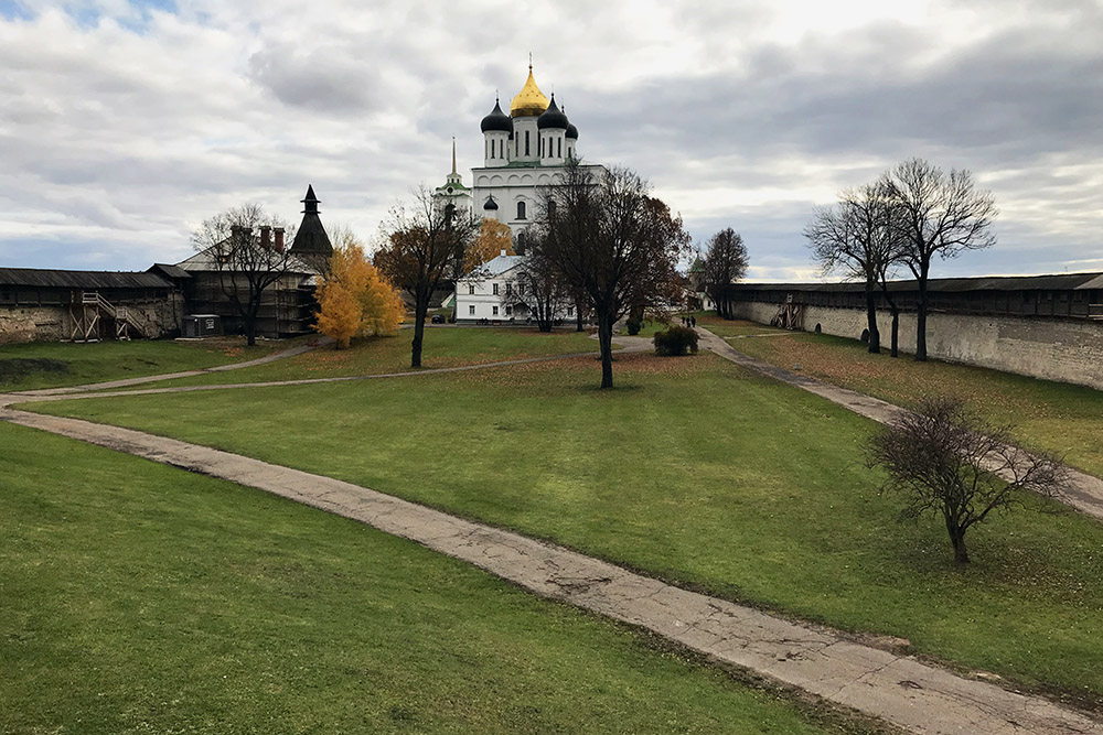 Так выглядит Свято-Троицкий собор с крепостной стены кремля