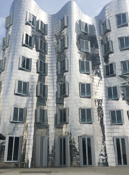 Современное здание, которое словно плавится от жары