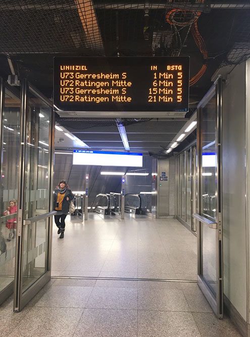 Так выглядит метро внутри. В метро, автобусах и трамваях нет турникетов