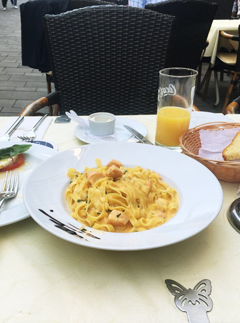 Мое самое любимое место — Trattoria la Grappa. Паста с морепродуктами за 12 € (909 <span class=ruble>Р</span>) и апельсиновый сок за 2 € (151 <span class=ruble>Р</span>)