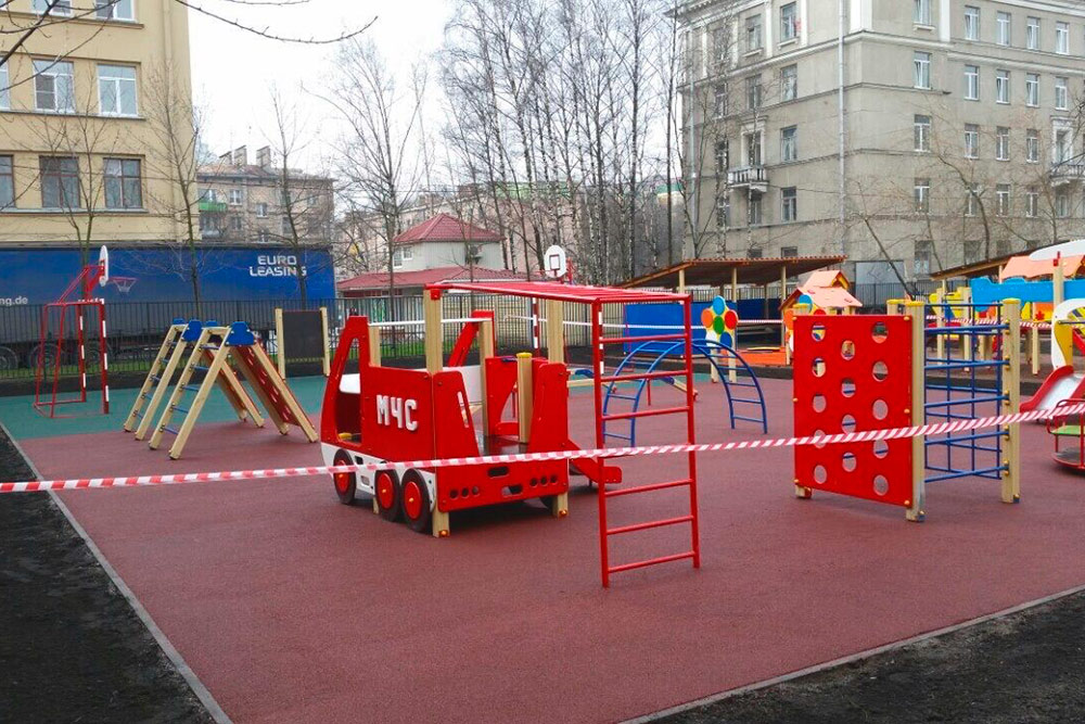 Детская площадка готова к открытию через 10 часов после раскатывания резиновой крошки