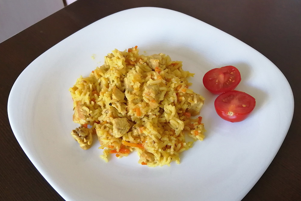 На обед — мясное блюдо: из рыбы, курицы или индейки. Например, в среду был плов
