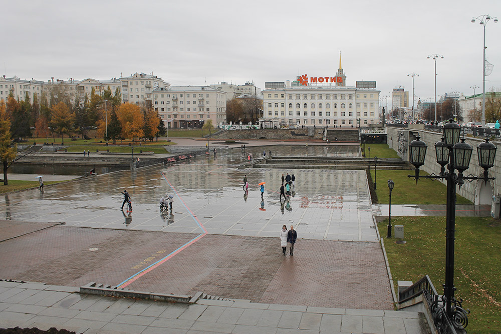 Куда сходить екатеринбург 2024. Плотинка и площадь. Площадь пятого года Екатеринбург Плотинка. Плотинка Тюмень. Екатеринбург дождь Плотинка.