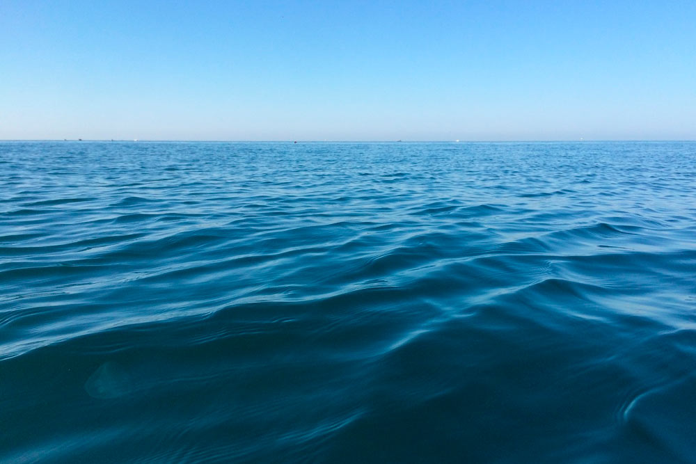 Сегодня вода в море как матовое стекло: ничего не видно. Вроде чистая, но так солнце падает