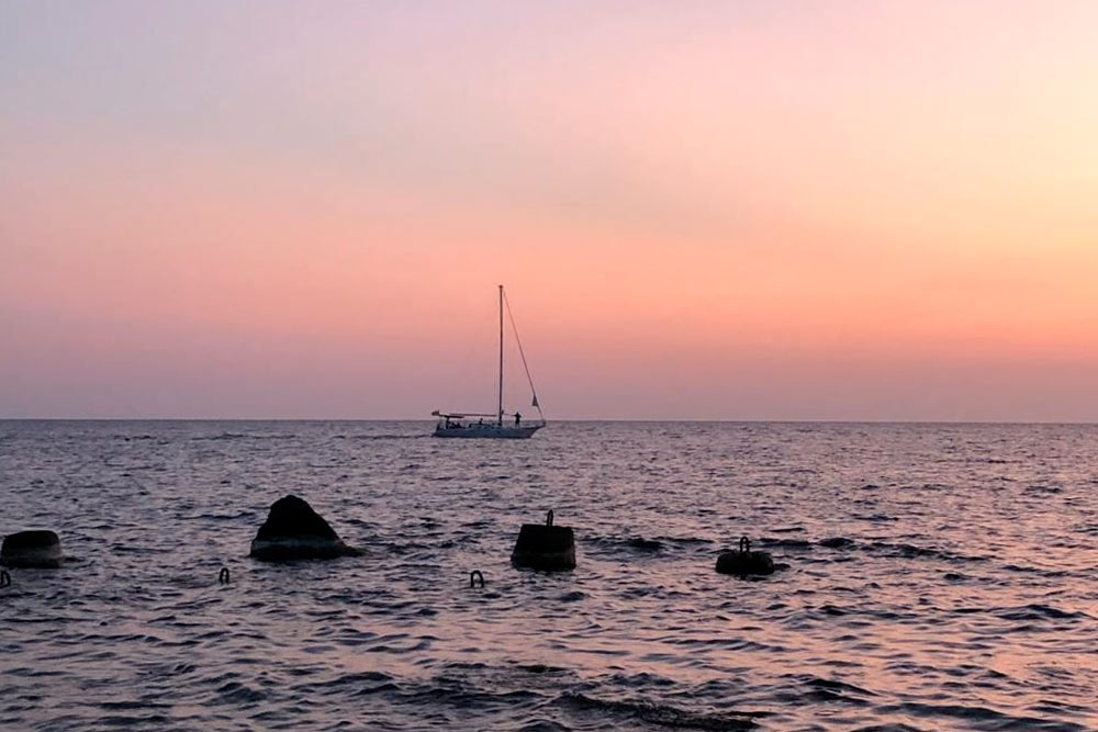 Красиво все-таки в Сочи на море. Это фото сделано в другой вечер, поэтому двухметровых волн тут нет