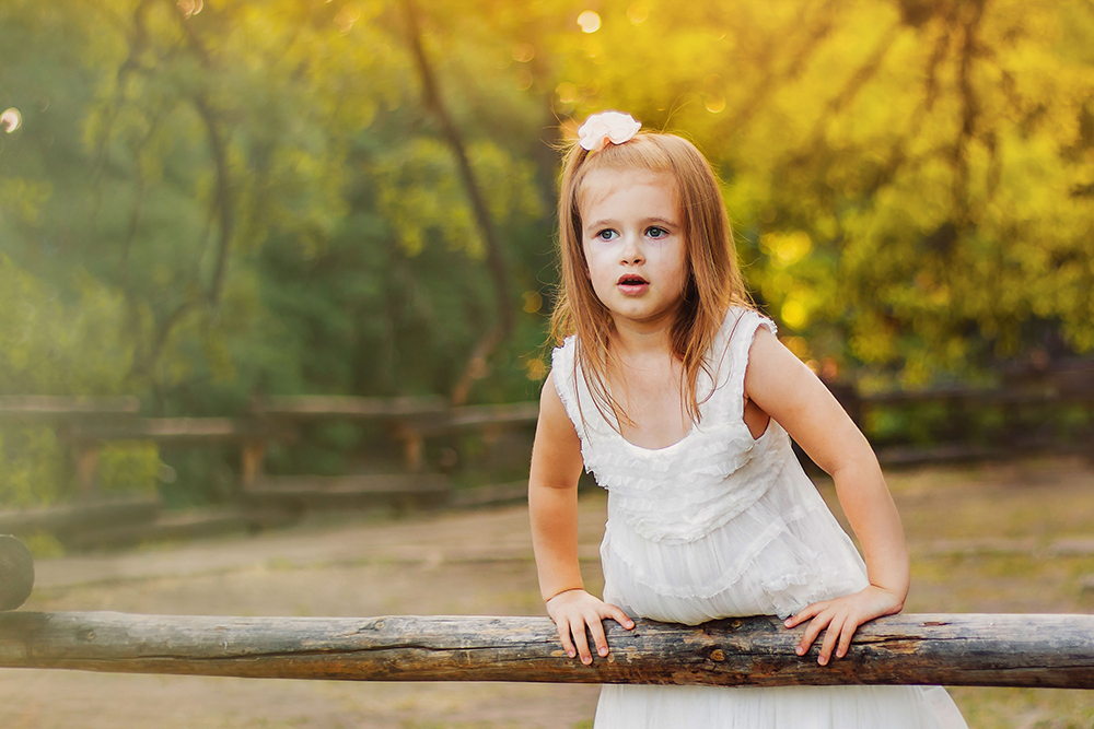 Еще одна фотография с эффектом боке, которую я сделала с помощью Кэнона 50 mm f/1.8. Я открыла диафрагму до максимума, в результате в кадре осталась четкой лишь маленькая плоскость, где расположилась модель. Кстати, съемка с открытой диафрагмой требует навыков: автофокус может промахиваться, минимального колебания рук достаточно, чтобы все испортить