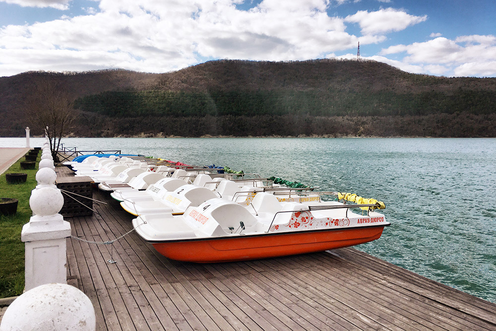 Лодки и катамараны можно взять напрокат прямо на набережной. Летом многие смотрят с катамаранов вечернее шоу фонтанов