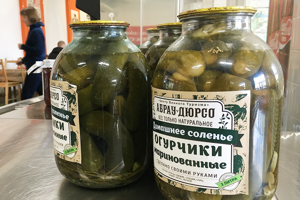 Классика советского застолья — трехлитровка с огурцами — продается в столовой и эколавке. Овощные консервы в банках стоят 180—250 <span class=ruble>Р</span>