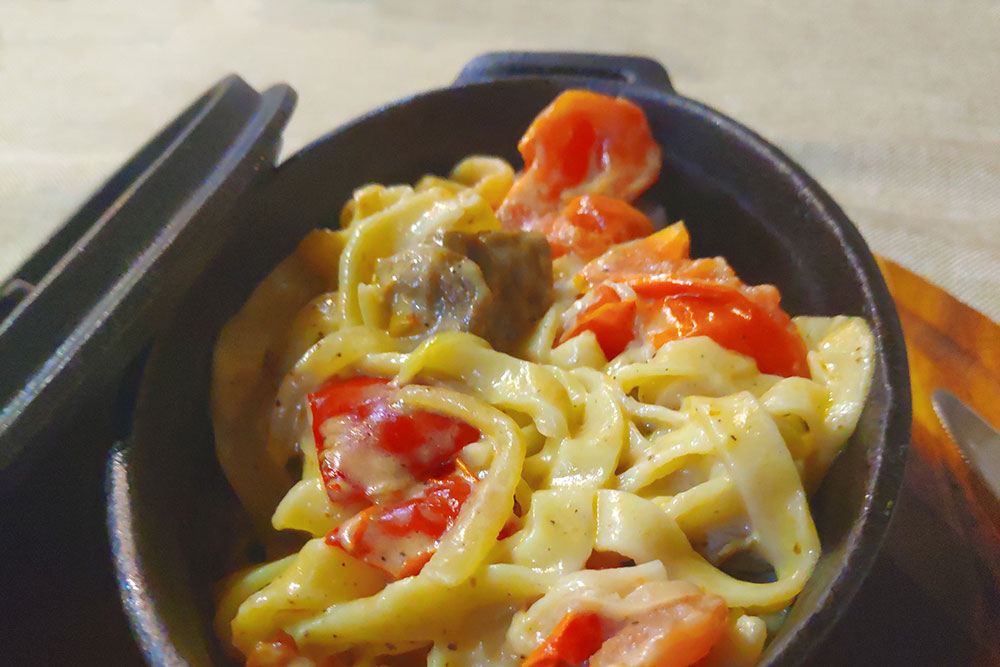 Каймакту кеспе — домашняя лапша с овощами и мясом верблюда с пастбищ в Чуйской степи. У верблюжатины необычный привкус и запах, но в сочетании с другими ингредиентами блюдо получается вкусным