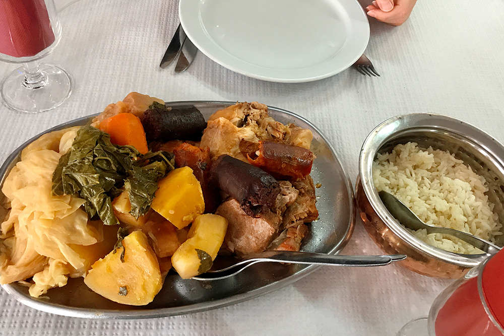 На вкус козидо — обычное запеченное мясо с овощами. В любой национальной кухне есть похожее блюдо. Его интересно попробовать именно из-за способа приготовления
