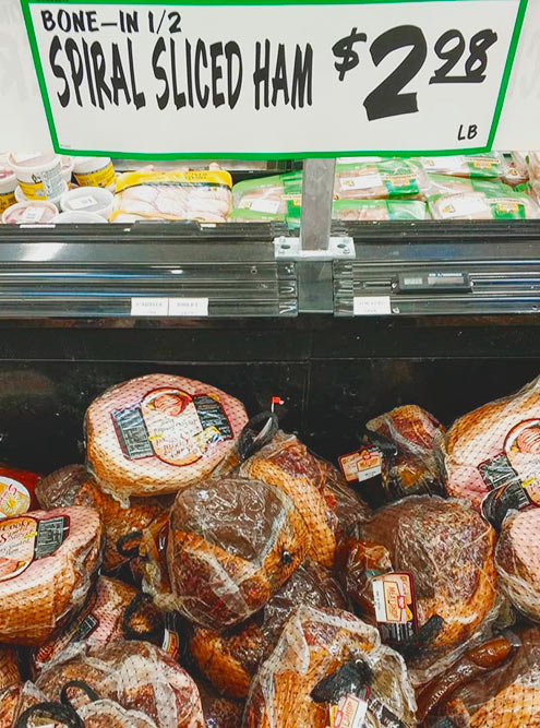 Популярны магазины-склады Costco. Там можно разом купить три галлона молока, огромный кусок мяса, упаковку яиц из 50 шт. Американцы лучше купят все и сразу, чем будут каждую неделю ездить в магазин