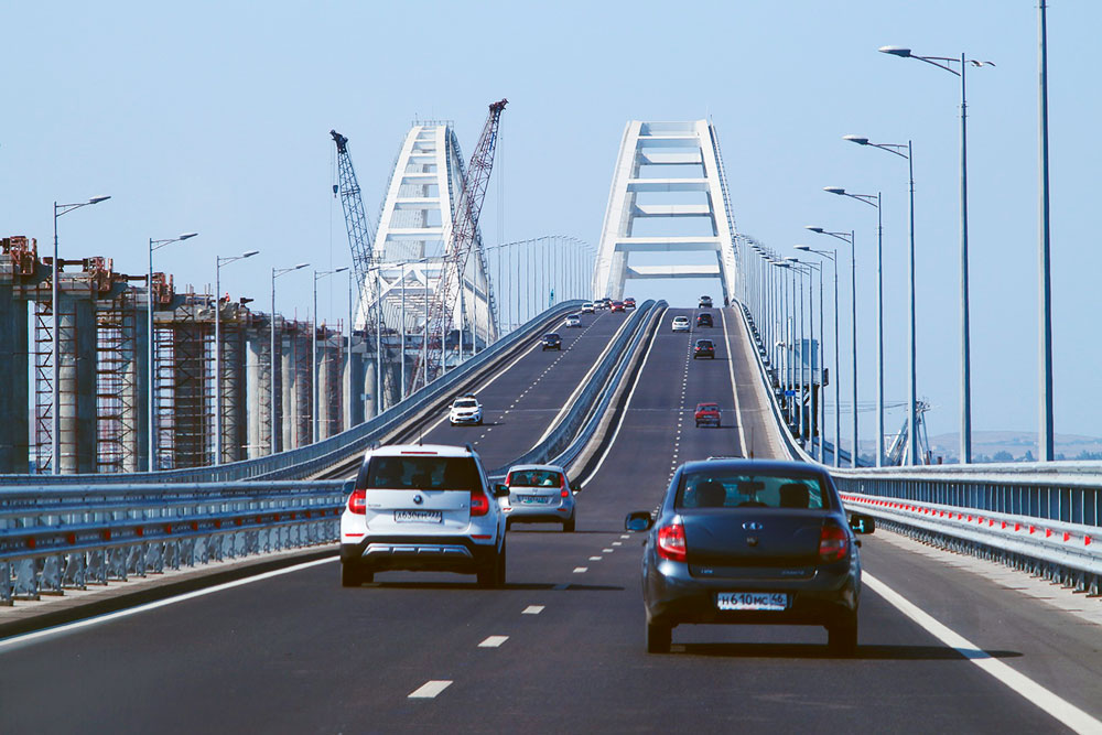 Движение легковых автомобилей по Крымскому мосту открыли в 2018 году. Источник: avilarchik6956 / pixabay.com