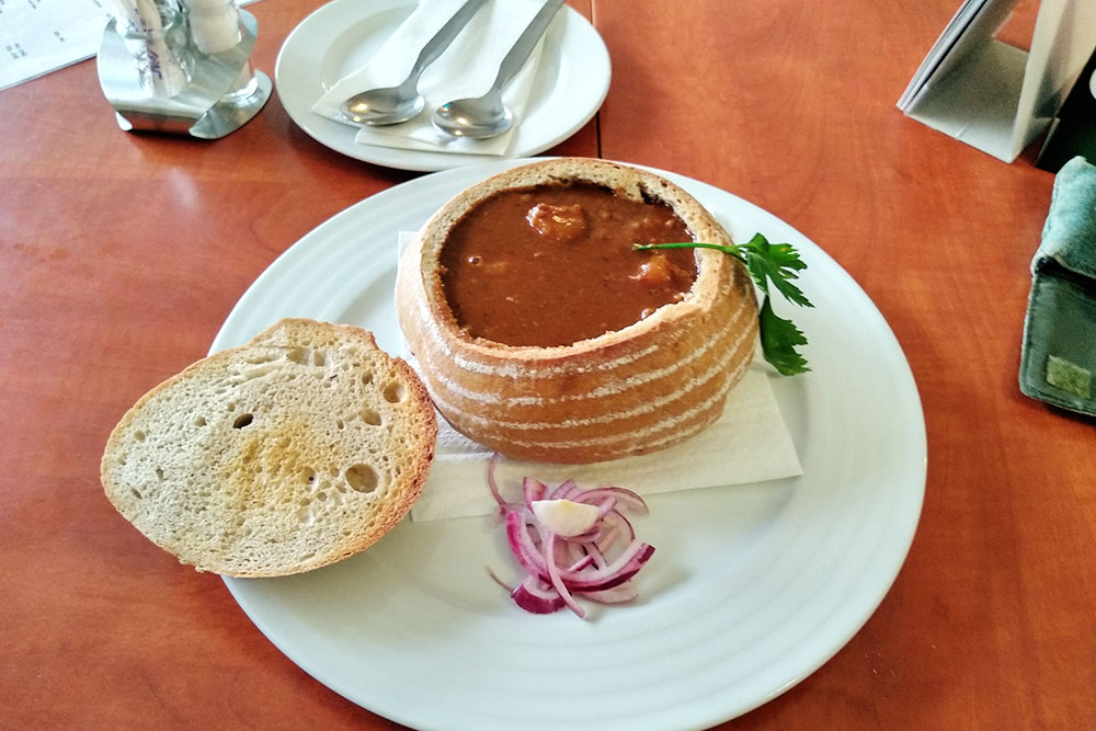 Полевка — чешский мясной суп. Иногда его подают прямо в хлебе. Суп съедают вместе с «тарелкой». Эта порция стоила 129 Kč (361 <span class=ruble>Р</span>)
