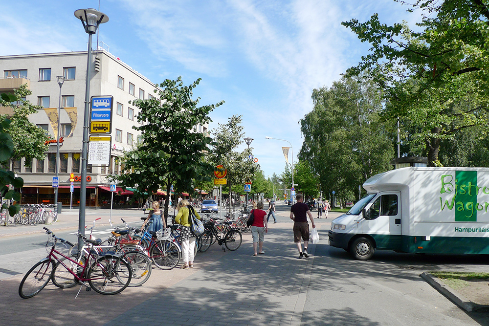 Летом в финских городах солнечно и зелено. На фото центр города Йоэнсуу — столицы Северной Карелии. Источник: Henri Sivonen / Flickr