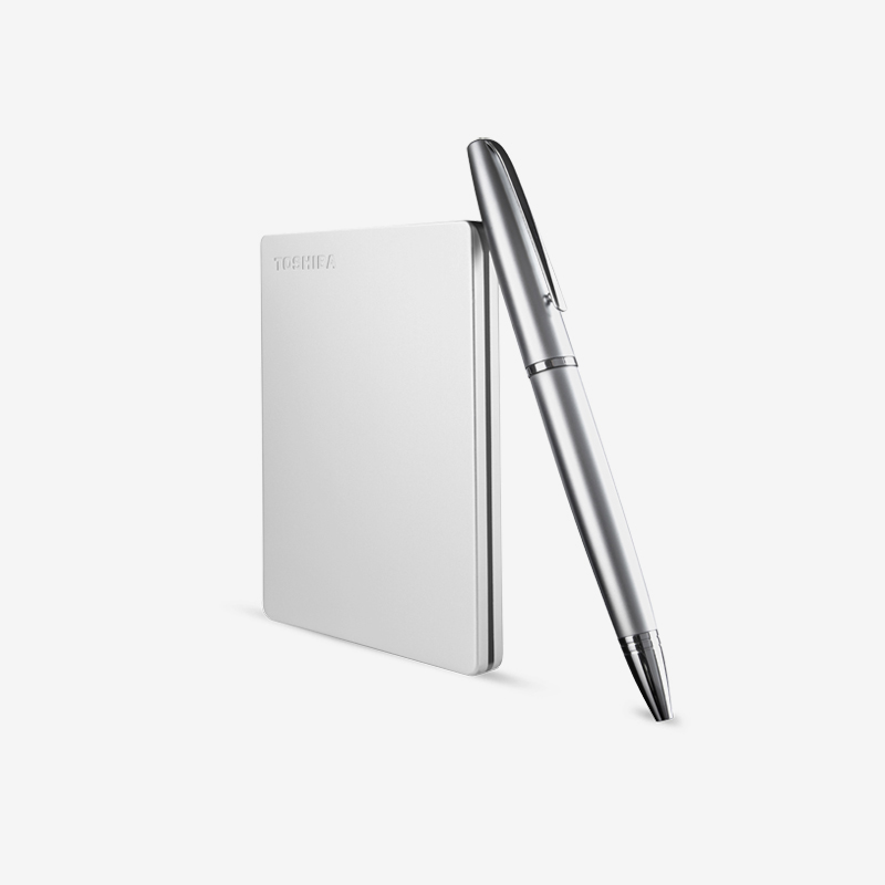 Внешний диск от Toshiba чуть меньше обычной ручки. Я переношу такой просто в заднем кармане брюк