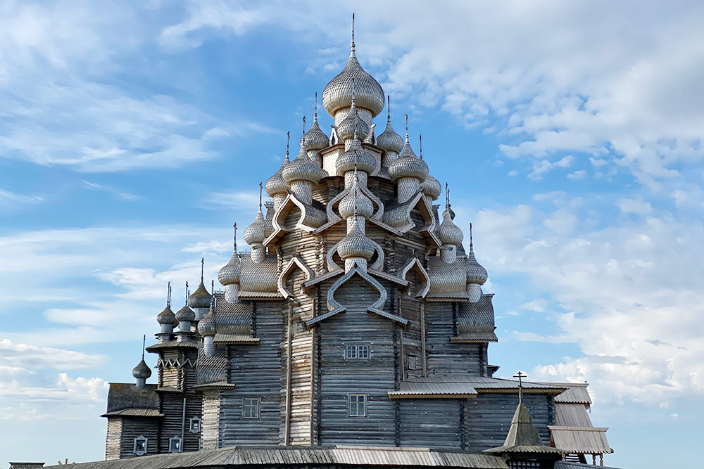 Для строительства храма было использовано около 2500 бревен