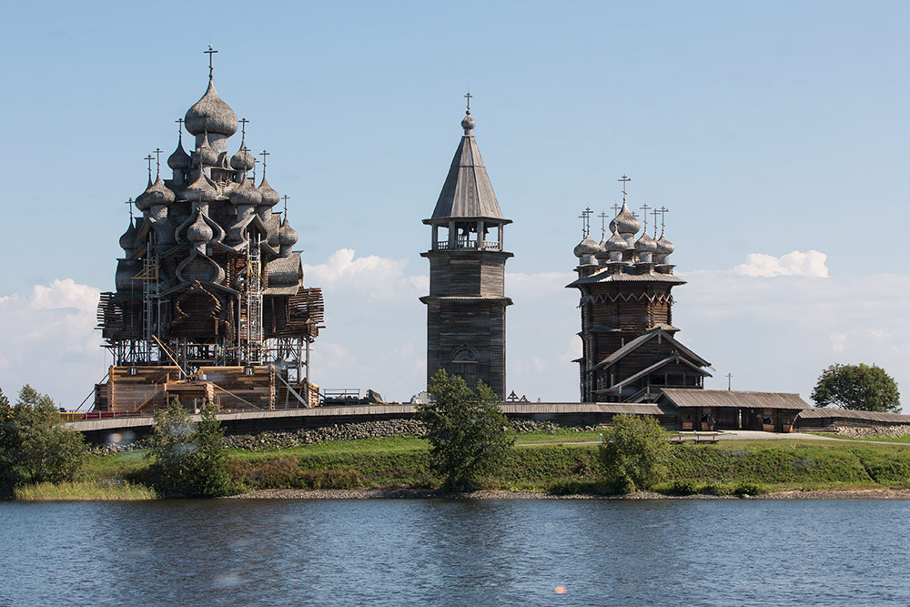 Когда нижние срубы храма реставрировали, казалось, что он парит в воздухе