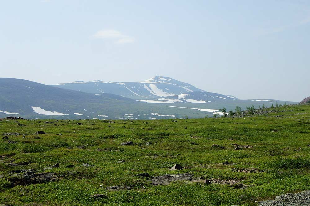 В июле в горах все еще лежит снег