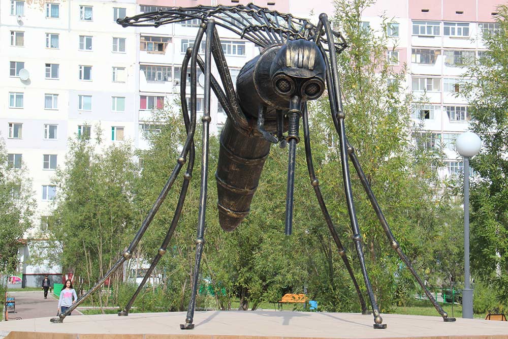 Рядом с памятником есть скамейки и бесплатный вайфай