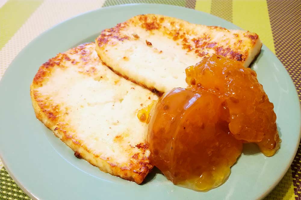 Домашний жареный сыр с морошковым вареньем — финский десерт. Но в Коми его тоже любят. Попробовать такое блюдо можно в ресторане «Жакоv». Порция стоит 380 <span class=ruble>Р</span>. На фото — домашний вариант, приготовленный моей знакомой