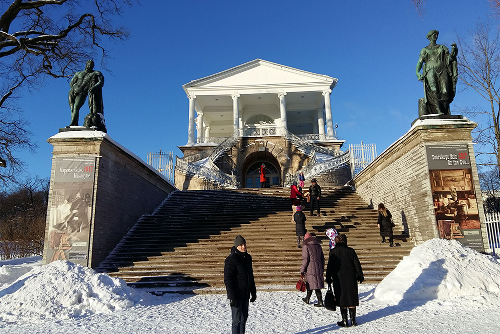 На Камероновой галерее слева стоит Геркулес, справа — Флора. Раньше к статуям можно было подойти сзади. Теперь все закрыто решетками