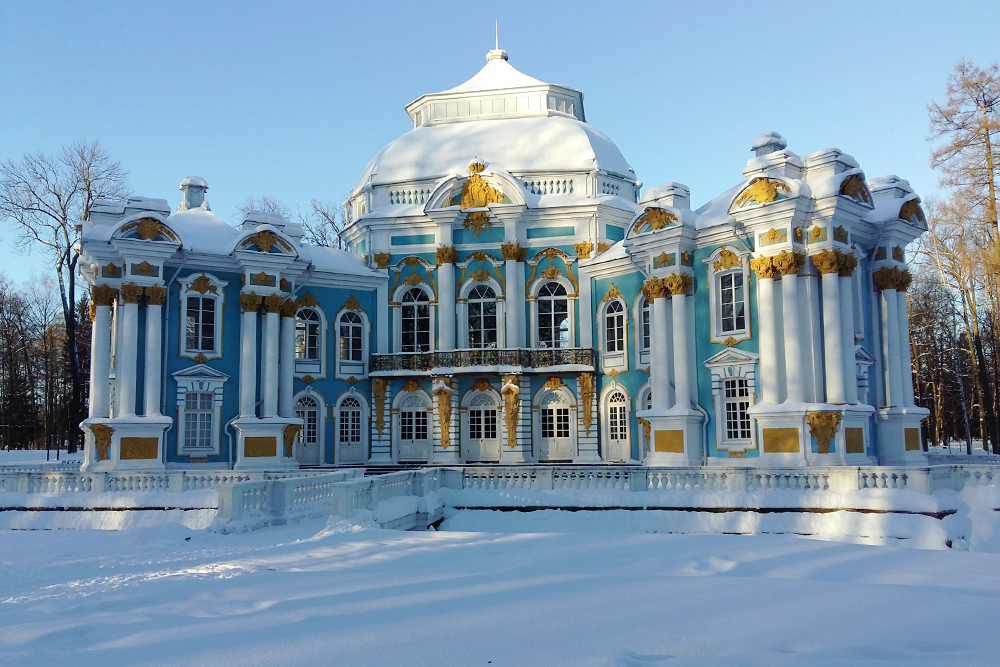 Павильон Эрмитаж в Екатерининском парке. Обычно с этим словом ассоциируется музей в Санкт-Петербурге, но в переводе с французского hermitage означает «хижина отшельника». Эрмитаж в Пушкине — это скромный домик, где владелец мог уединиться с друзьями и весело провести время