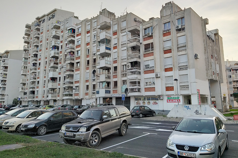Улицы и дома в Баре выглядят довольно обшарпанными