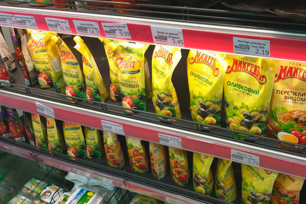В супермаркетах много российских продуктов: майонезы, соусы, чай, кофе, сладости