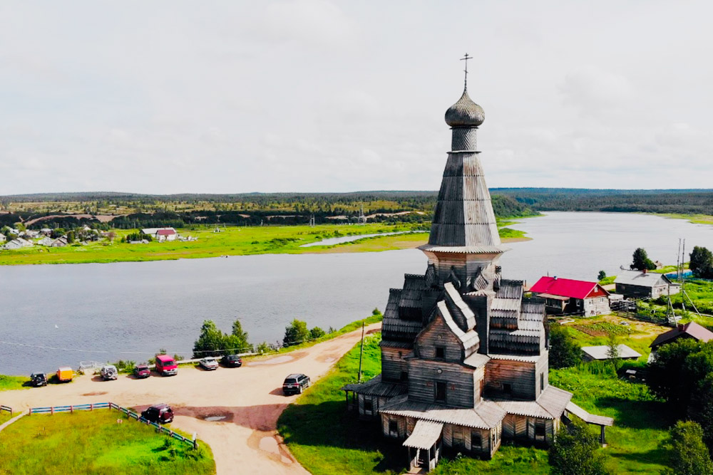 Сразу на въезде в деревню можно видеть такую красоту
