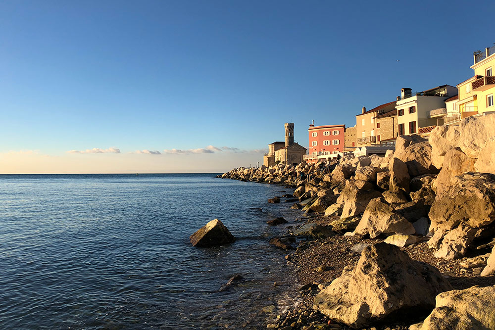 На побережье зима не отличается от лета, только купаться холодно