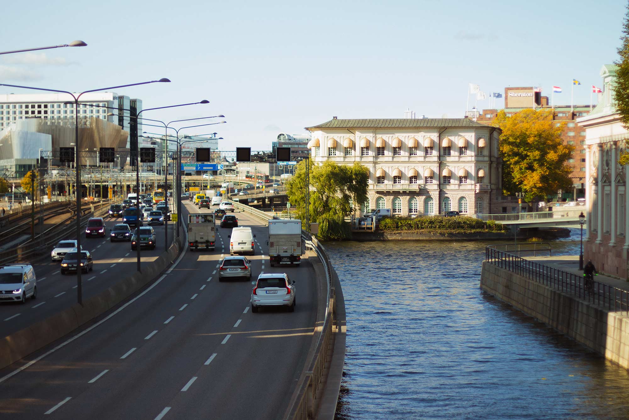 В городах на машине ездить невыгодно: сложно найти парковку