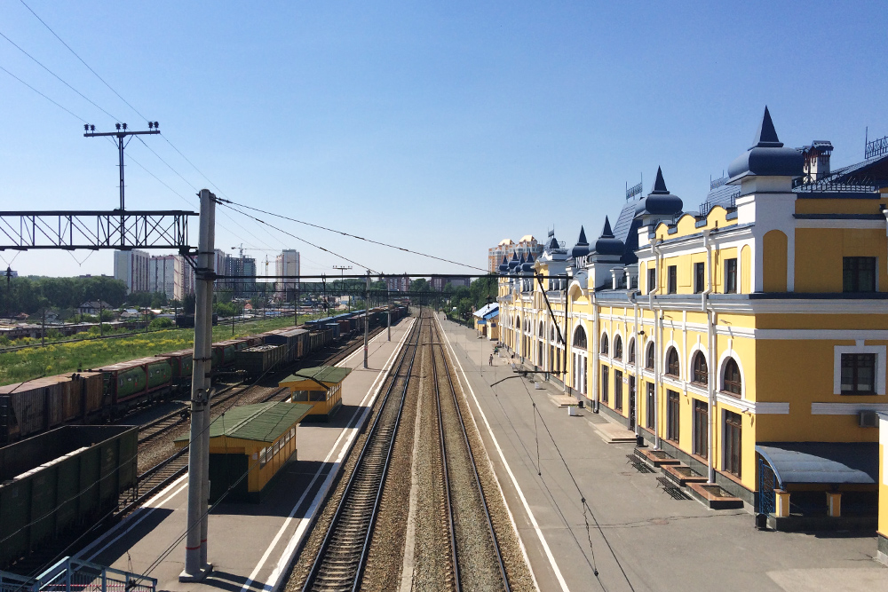 Железнодорожная ветка в Томск — тупиковая. Поэтому главный железнодорожный вокзал Томск-1 не очень большой