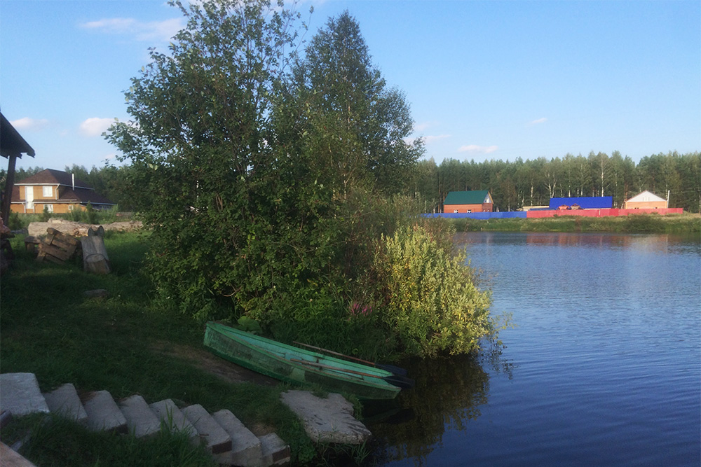 Типичная заимка — это один или несколько туристических домиков возле водоема