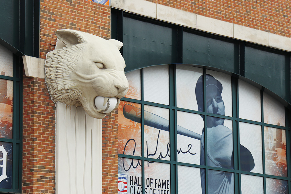 Стадион принадлежит команде Detroit Tigers. Здание по всему периметру украшено вот такими фигурами