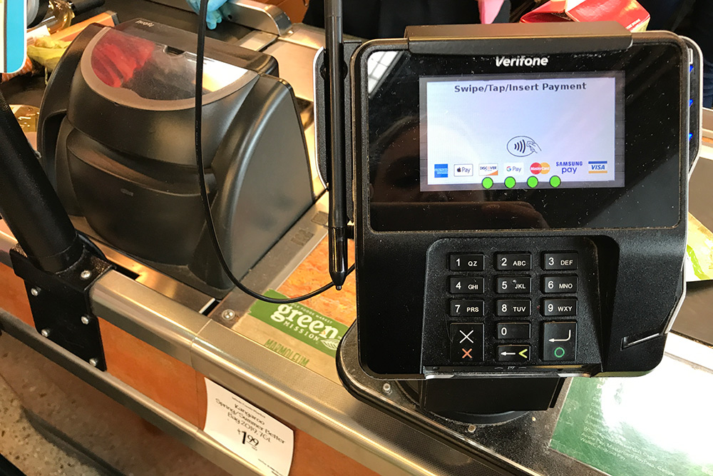 Терминал в супермаркете Whole Foods. Почему-то у меня не всегда получалось оплатить товары пэйпассом — берите на всякий случай карту