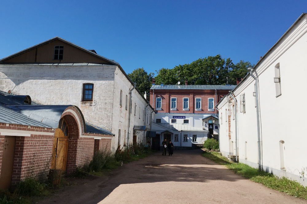 Внутренний двор за стенами собора. Впереди почта и пекарня