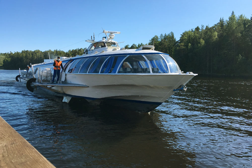 Мы взяли экскурсию с проездом в Никоновскую бухту за 3500 <span class=ruble>Р</span>. Наш «Метеор» назывался «Игумен Назарий»