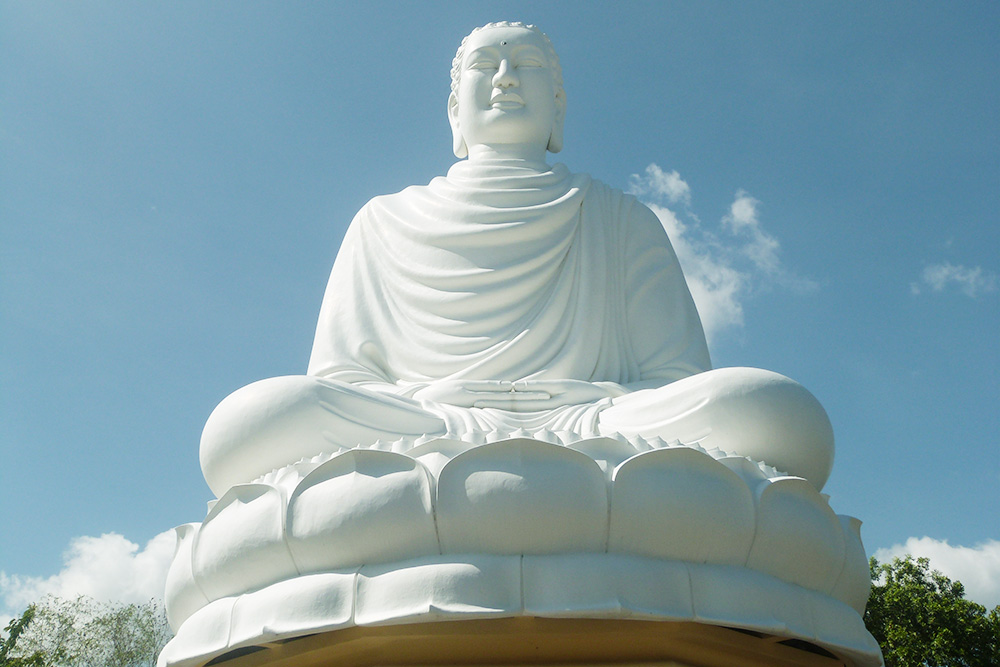 24-метровая статуя Будды, сидящего на лотосе, на пагоде Лонг Шон