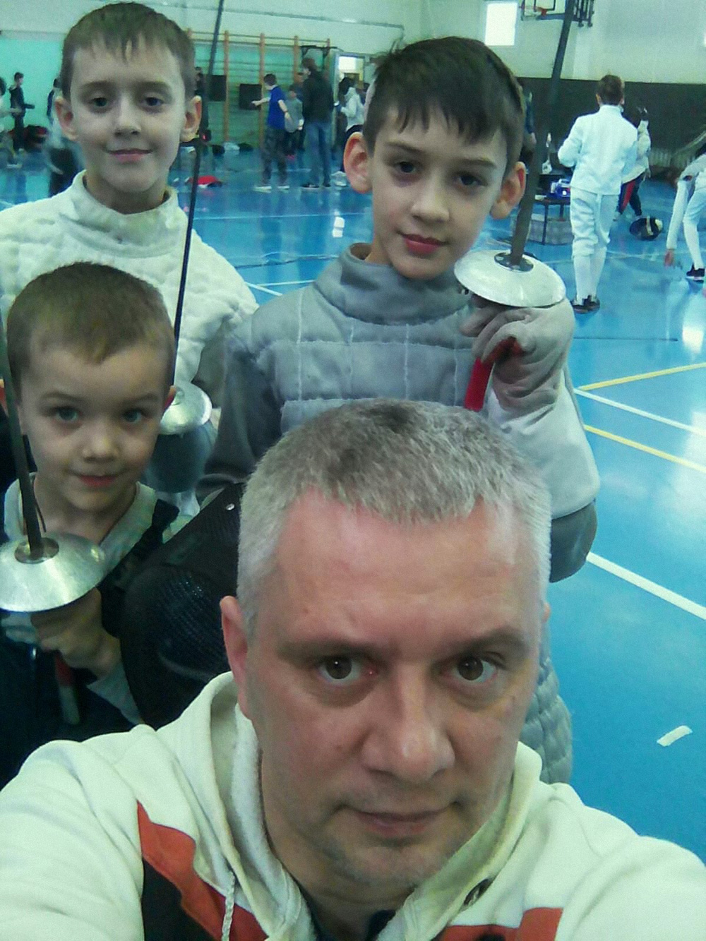 Многодетный отец Демян со своими сыновьями