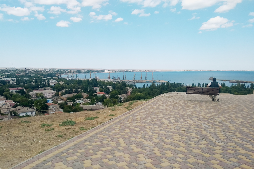 Подъем на площадку пологий, но дорога неровная. Чтобы комфортно пройти, нужна удобная обувь. Я видела, как на гору поднималась девушка на высоких каблуках. Красиво, но смотреть больно