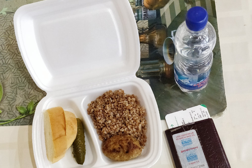 Бесплатное питание: котлета явно не из мяса, гречка — холодная и недоваренная. Зато малосольный огурчик порадовал