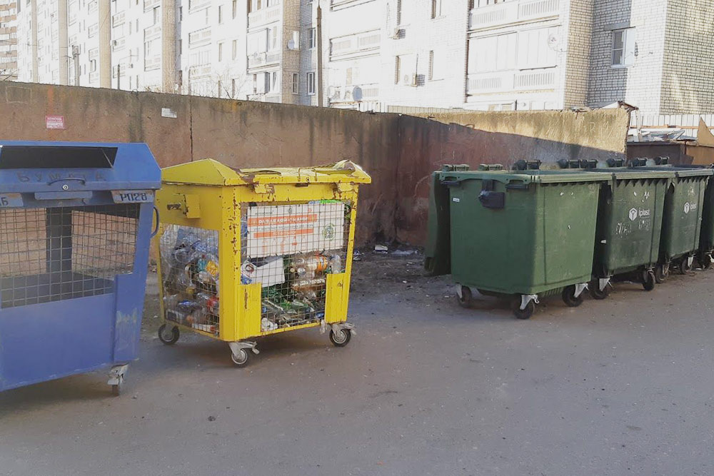 Одна из контейнерных площадок в Курске. Желтый контейнер — для пластиковых бутылок, синий — для макулатуры, зеленые — для обычного несортированного мусора