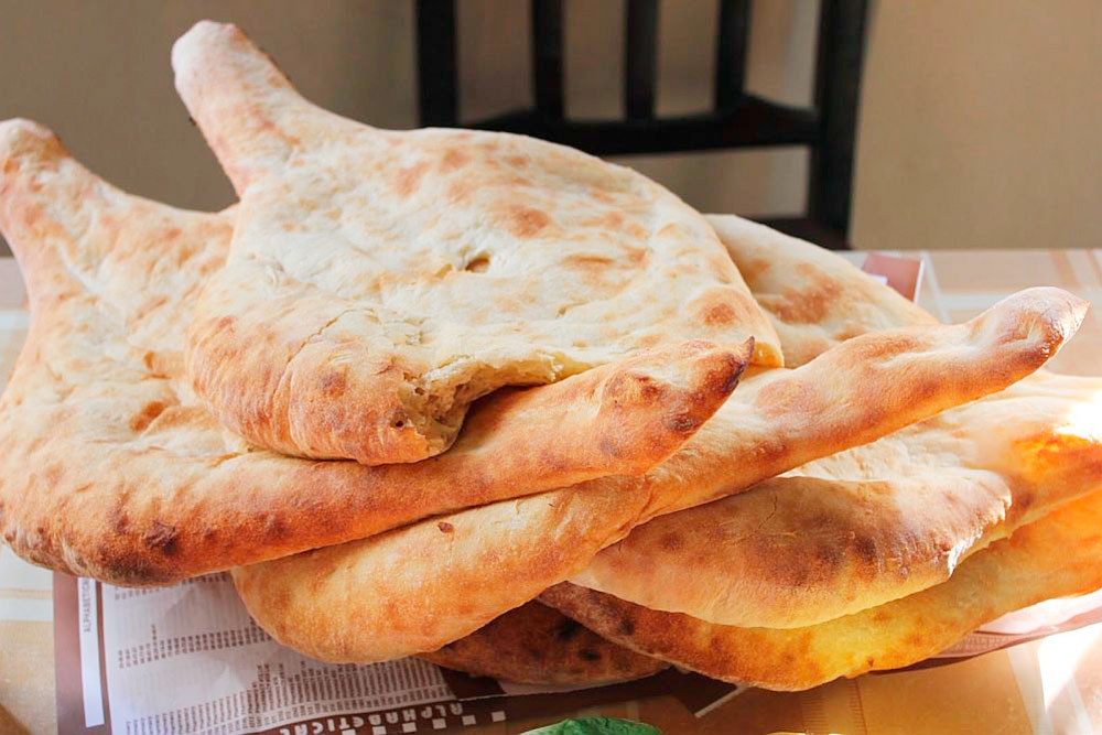 Грузинский хлеб пури такой вкусный, что можно съесть его целиком и не заметить